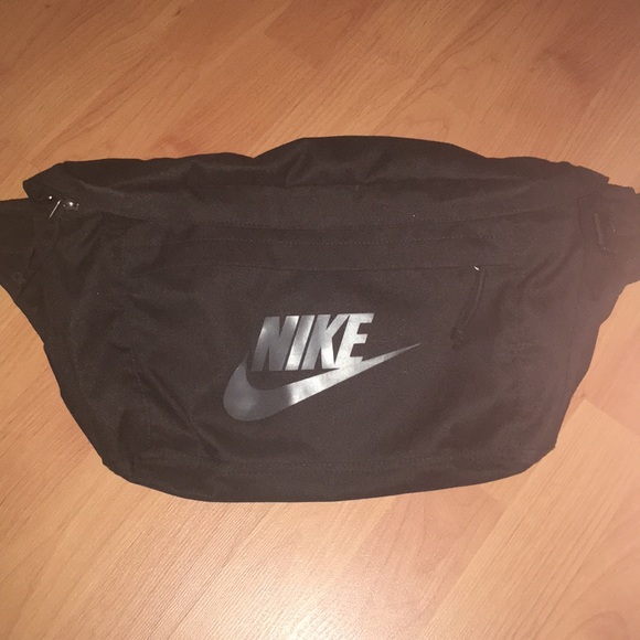 nike large fanny pack